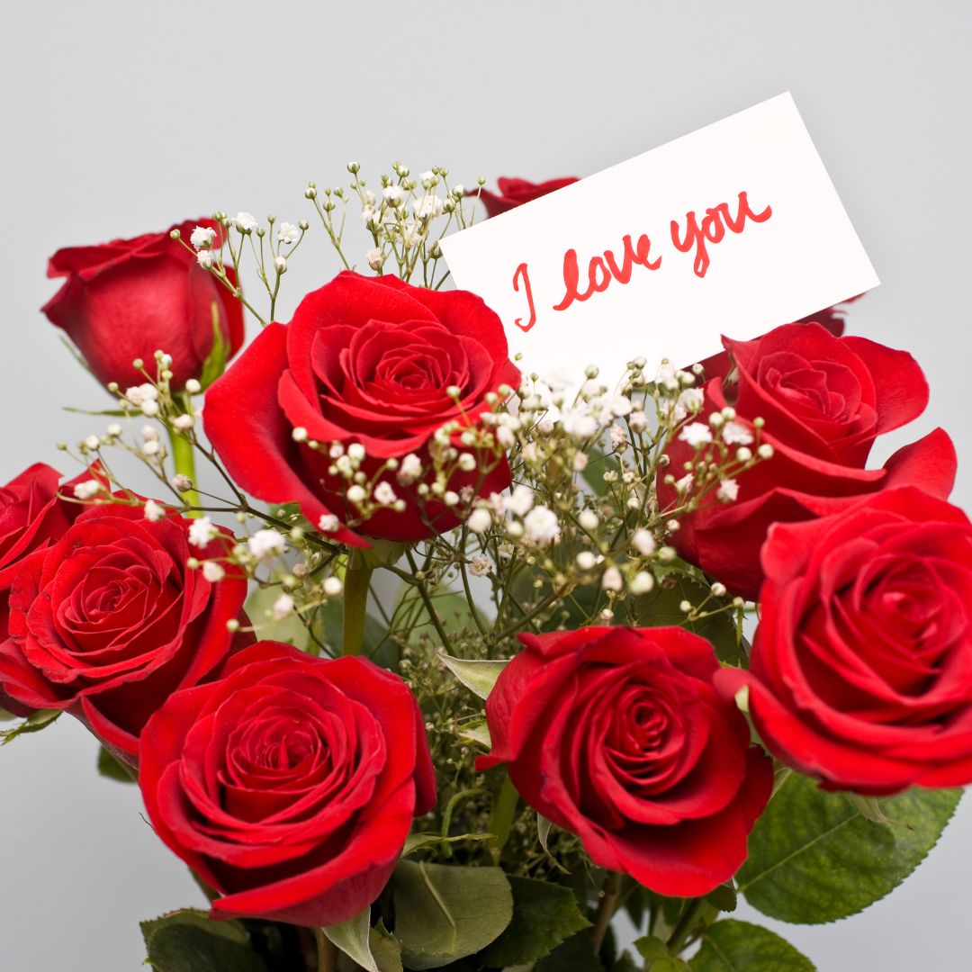 Bouquet of roses with a note saying "I Love You"