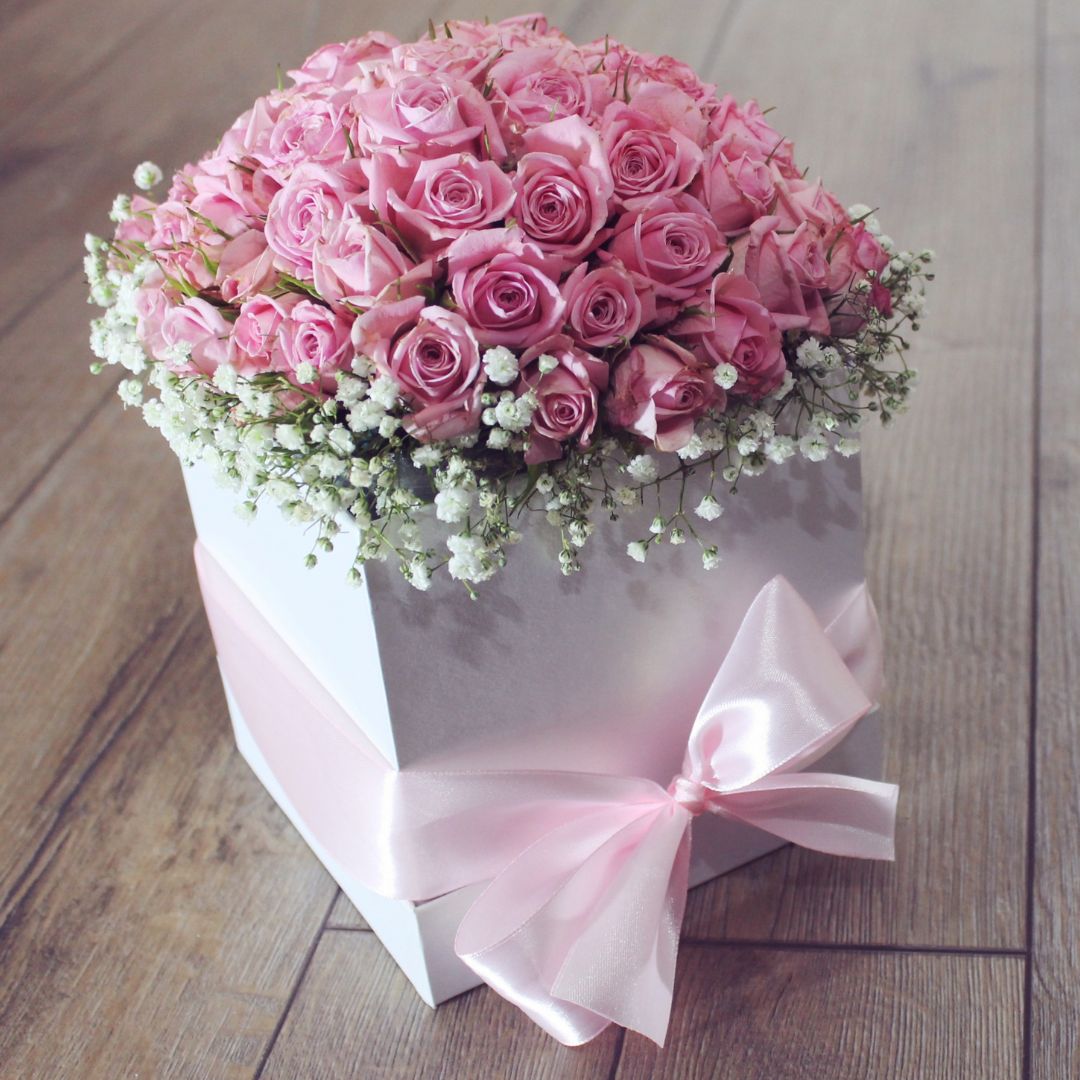 bouquet of pink roses in a gift box